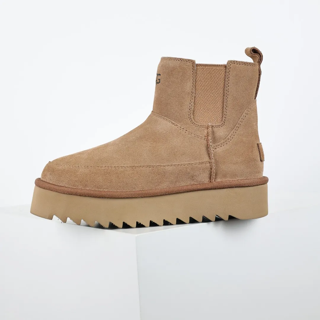 Pick up locally 💰640 Core recommendation with good price In recent years, uug has launched a series of styles, which are partially geared towards the preferences of young consumers and have also moved to the forefront of fashion trends. Shoe body material: water-repellent coated suede upper, 17mm UGGPURE™ implanted wool insole, lightweight non-slip and comfortable rubber outsole, with brand LOGO and trademark, with full packaging Size: 35 36 37 38 39 40